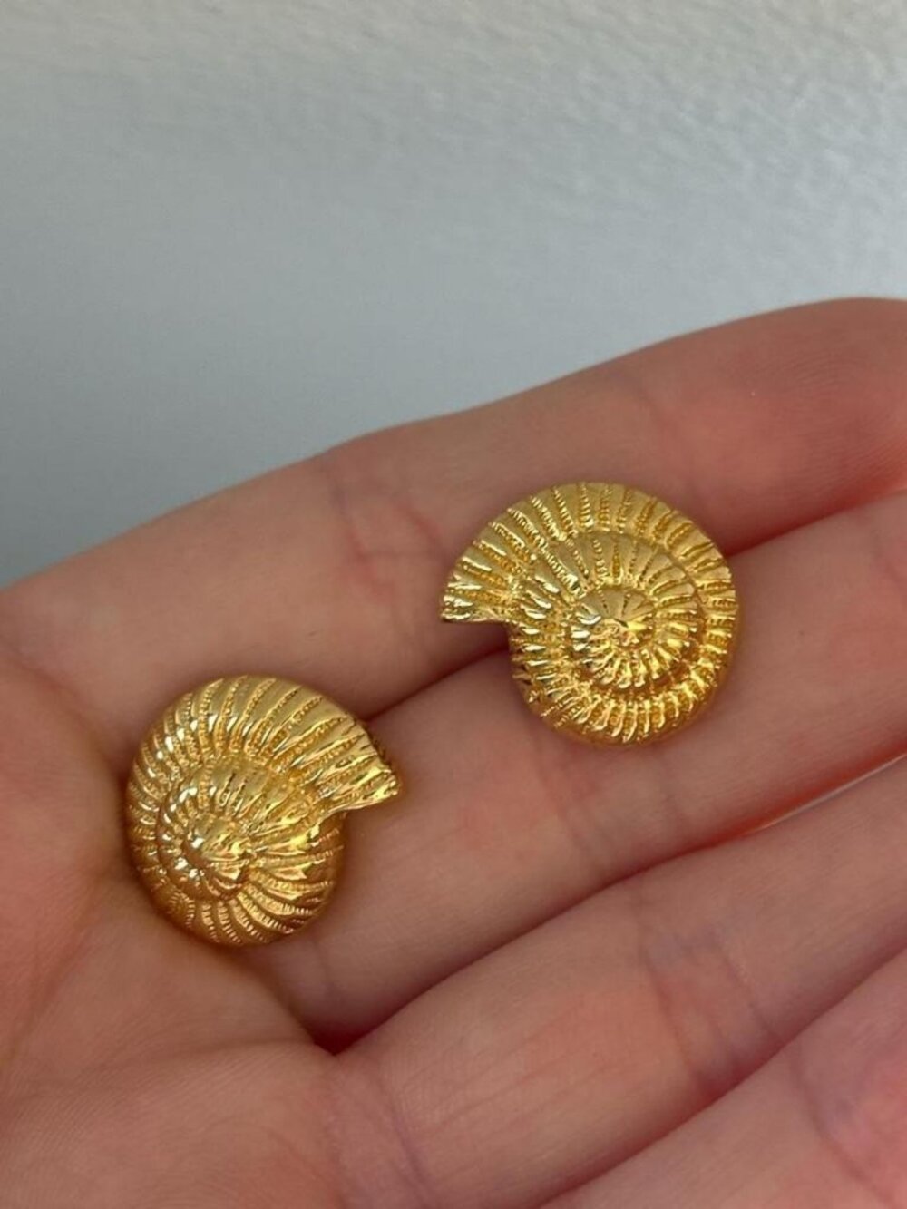 Gold shell earrings without backs